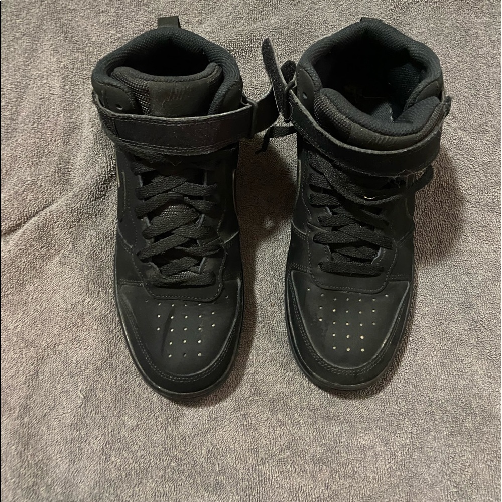 Youth boys Nike high tops. Size 7